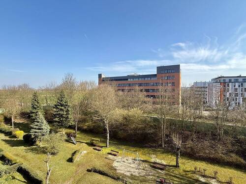 Sonnige Grünanlage mit Spielplatz - 