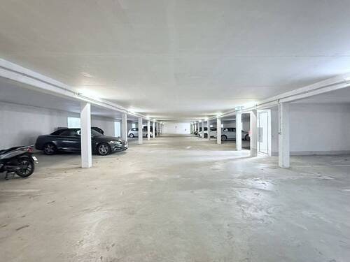 Großzügige Tiefgarage - 