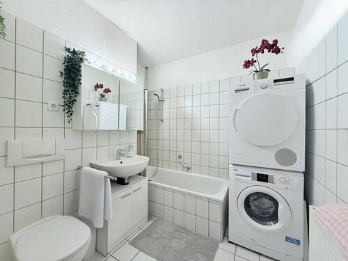 Zeitloses, weißes Badezimmer mit Badewanne - 