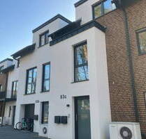 Neubau-Reihenh. mit 166 m² Wfl. + 26 m² Spitzb.|Garten,Terr.+Dachterr.|Keller, Garage+StP - Schloß Holte-Stukenbrock