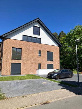 Ansicht Straße vorn/Parkplätze - 5 Zimmer Reihenmittelhaus zum Kaufen in Schloß Holte-Stukenbrock