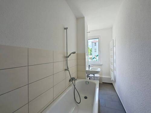 Tageslichtbad mit Wanne - Etagenwohnung mit 47,20 m&sup2; in Zwenkau zur Miete