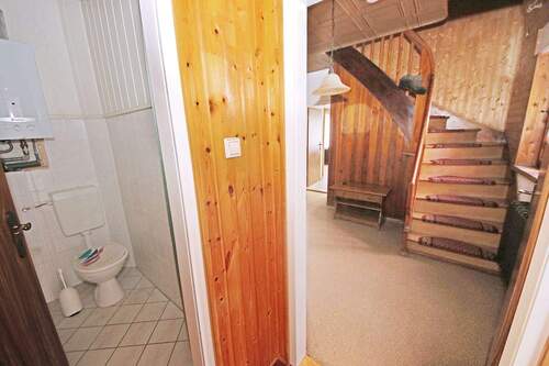 Windfang mit Blick in das Gäste-WC und die Diele - 4 Zimmer Einfamilienhaus zum Kaufen in Dessau-Roßlau