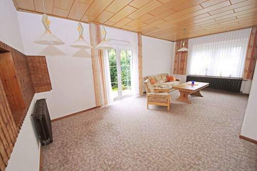 großes Wohnzimmer mit ... - 