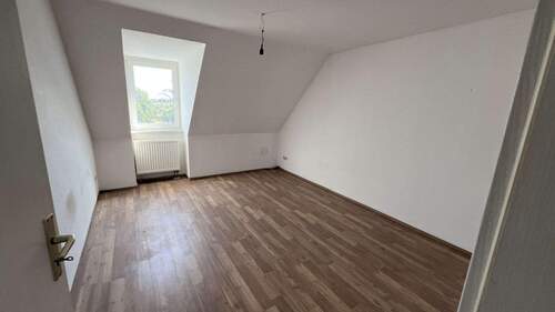 SZ1 unrenoviert - 3 Zimmer Etagenwohnung in BORNA-Neukirchen
