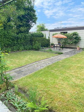 Gartenansicht mit Sitzplatz - 