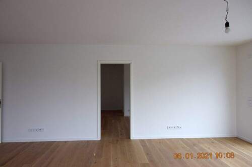 Wohnzimmer seitlich mit Zugang zum Schlafzimmer - 