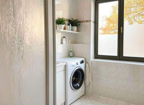 Badezimmer mit Fenster - 