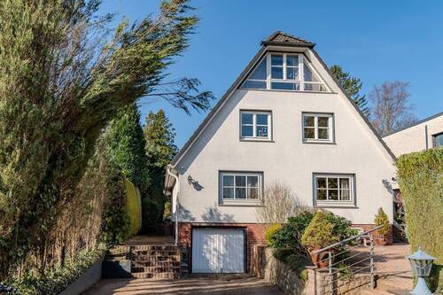 Vorderansicht - Ein Familienhaus mit großem Garten