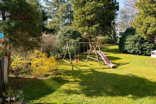 Blick in den Garten - Einfamilienhaus mit 219,00 m&sup2; in Hamburg zum Kaufen