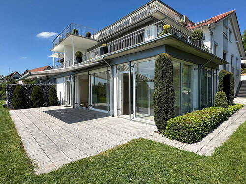 Garten-Ansicht der Wohnung - Exclusive 3-Zimmer-Wohnung mit Panoramablick über den Bodensee und die Schweizer Alpen.