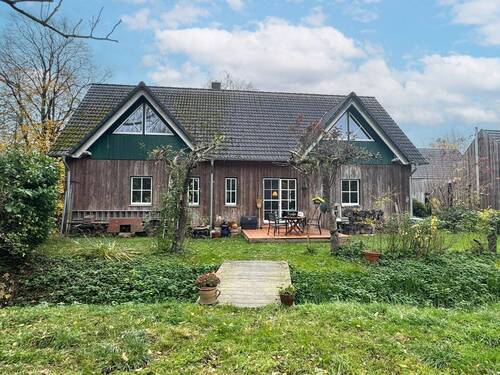 Hintere Hausansicht - 7 Zimmer Mehrfamilienhaus, Wohnhaus zum Kaufen in Haselau