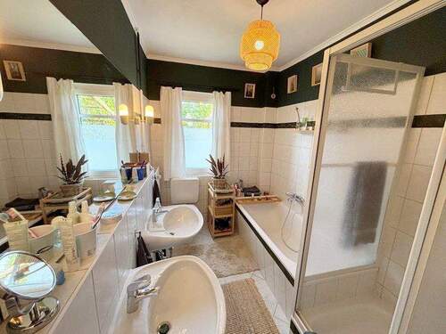 Bad mit Dusche und Badewanne - 