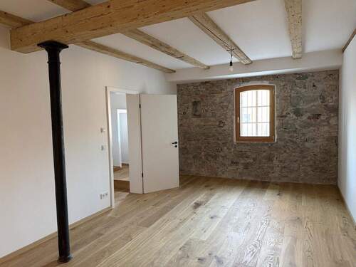 Großes Zimmer EG - 3 Zimmer Mehrfamilienhaus, Wohnhaus in Kempten