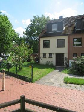 Hausansicht - Reihenendhaus mit 2 Garagen, begehrte Wohnlage in Osterholz …renovieren Sie nach IHREN WÜNSCHEN!