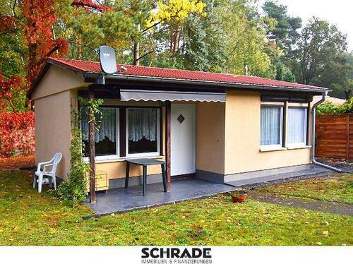Die Terrasse schön überdacht und mit Markise - Am Wochenende raus aus Berlin und ab ans Wasser...