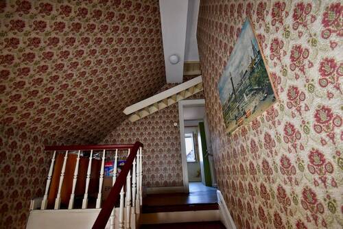 Treppenhaus - 8 Zimmer Einfamilienhaus zum Kaufen in Solingen