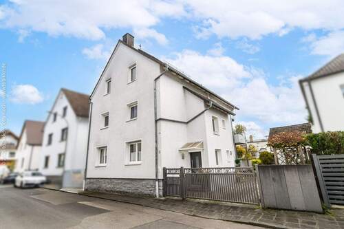 Hausansicht Straße - 9 Zimmer Mehrfamilienhaus, Wohnhaus zum Kaufen in Mühlheim am Main