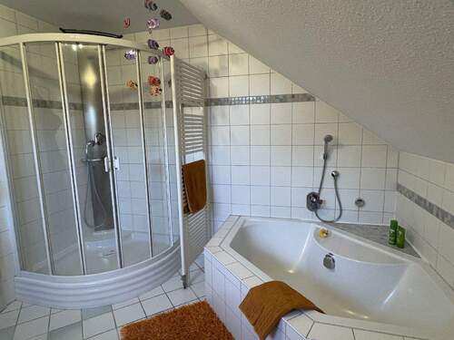 mit Wanne und Dusche - 