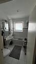 Badezimmer mit Wanne und Fenster - 3 Zimmer Etagenwohnung in Buxtehude