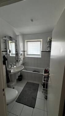 Badezimmer mit Wanne und Fenster - 3 Zimmer Etagenwohnung in Buxtehude