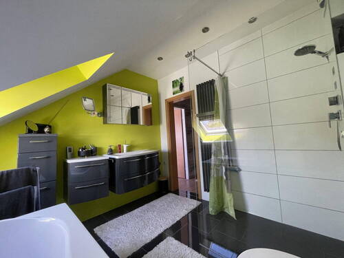 modernes Hauptbadezimmer - 