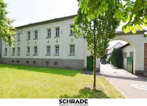 Die Auffahrt - Vierseitenhof mit Gewerbehallen in der Hohen Börde