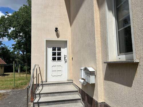 Eingangstür - Etagenwohnung mit 100,00 m² in Braunsbedra zur Miete
