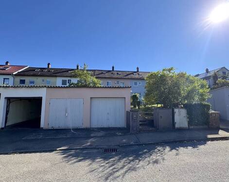 Ansicht Garagen - 6 Zimmer Reihenmittelhaus in Stuttgart / Degerloch