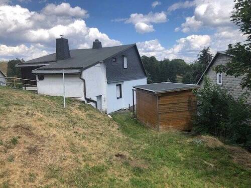 Rückansicht Haus mit Garten - 