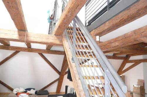 stilvolle Treppe ins Studio - 