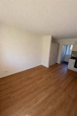 Wohnzimmer mit Einbauschränken - 