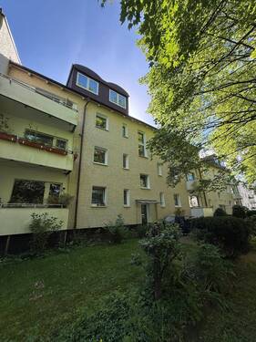 Hausansicht - Renovierte 2 Zimmerwohnung mit Balkon in Ahrensburg