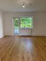 Wohnzimmer mit Balkon - 2 Zimmer Etagenwohnung zur Miete in Ahrensburg