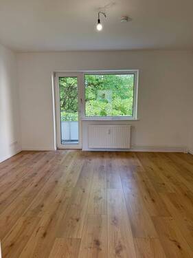 Wohnzimmer mit Balkon - 2 Zimmer Etagenwohnung zur Miete in Ahrensburg