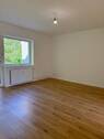 Wohnzimmer mit Balkon - 2 Zimmer Etagenwohnung in Ahrensburg