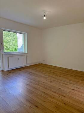 Wohnzimmer mit Balkon - 2 Zimmer Etagenwohnung in Ahrensburg