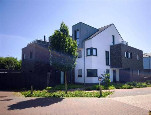 Aussenansicht - KfW40 PLUS Exklusives Werte Investment: Neuwertiges 5 Familienhaus in Toplage von Lingen-Laxten, 390m² Wfl. , Wärmepumpe, PV