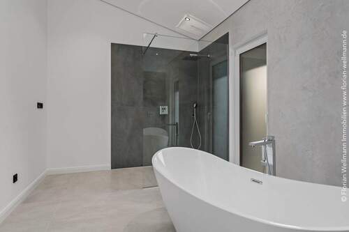 ... mit freistehender Wanne ... - 