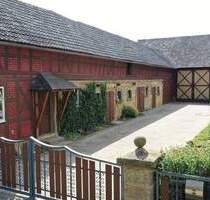 TRAUMHAFTER MÄRCHEN DREISEITENHOF + WOHNHAUS + WOHNUNG (18 PFERDEBOXEN MÖGLICH) oder BAUTRÄGEROBJEKT FÜR WOHNUNGSBAU oder GASTRO FACHWERK REITERHOF - Itzgrund Gleußen