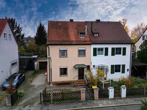 Außenansicht - Charmante Doppelhaushälfte mit großem Garten in Top-Lage von Nürnberg