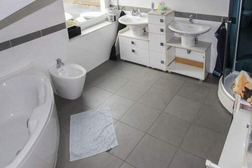 Badezimmer_1_OG - 8 Zimmer Einfamilienhaus in Braunschweig