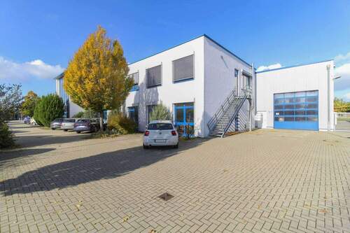 Parkplätze und Hallenzugang - 