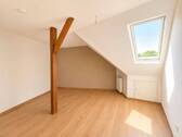 Schlafzimmer (Referenz mit Boden) - 4 Zimmer Etagenwohnung zur Miete in Chemnitz