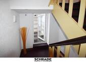 Helles Treppenhaus mit Wintergartenzugang - 