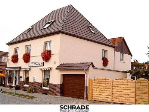 ...mit Auffahrt, Hof und 2 Garagen - 6 Zimmer Mehrfamilienhaus, Wohnhaus zum Kaufen in Stendal