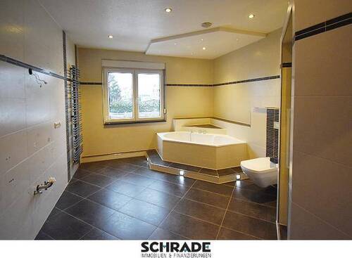 ...und diesem hochwertigen Wannenbad - 