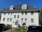 Hausansicht - +++HELLE WOHNUNG MIT FUßBODENHEIZUNG, BALKON UND PKW-SP IN IDYLLISCHER LAGE+++