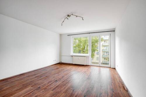 Ca. 25 qm großes Wohnzimmer mit französischem Balkon - Bezugsfreie Wohnung mit Balkon nahe TU und Bahnhof Zoo