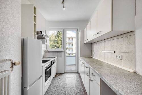 Separate Küche mit E-Geräten und Balkon - 